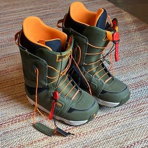 Size 9 Men’s Burton Moto Snowboard Boots